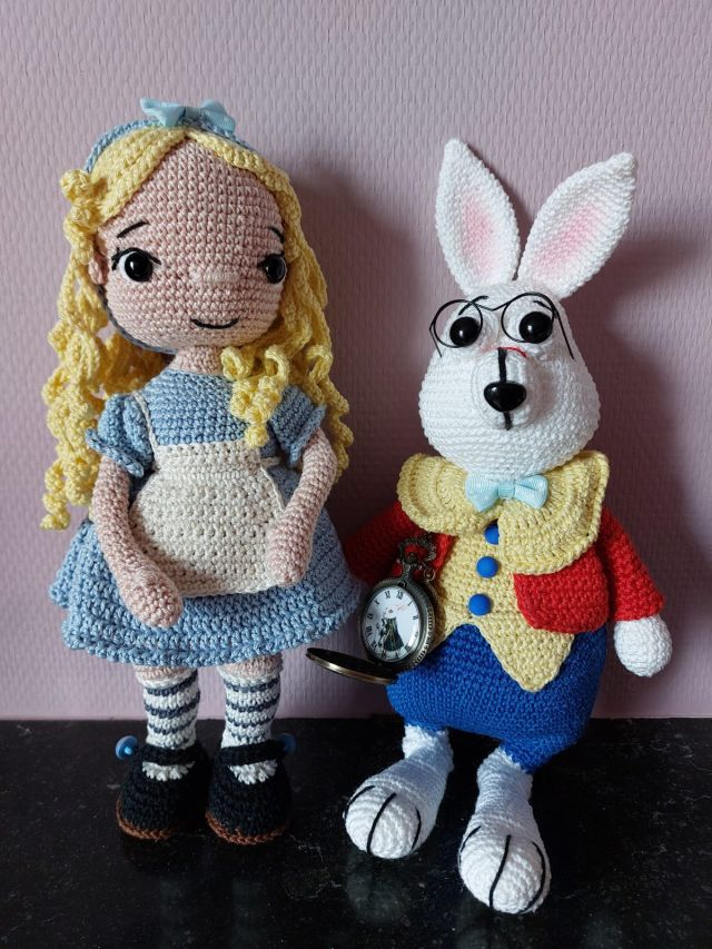Alice et le lapin.